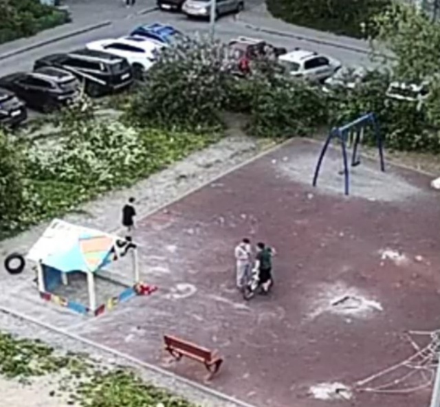 Во дворе улицы Дзержинского 30/32
ходят подростки распы?...