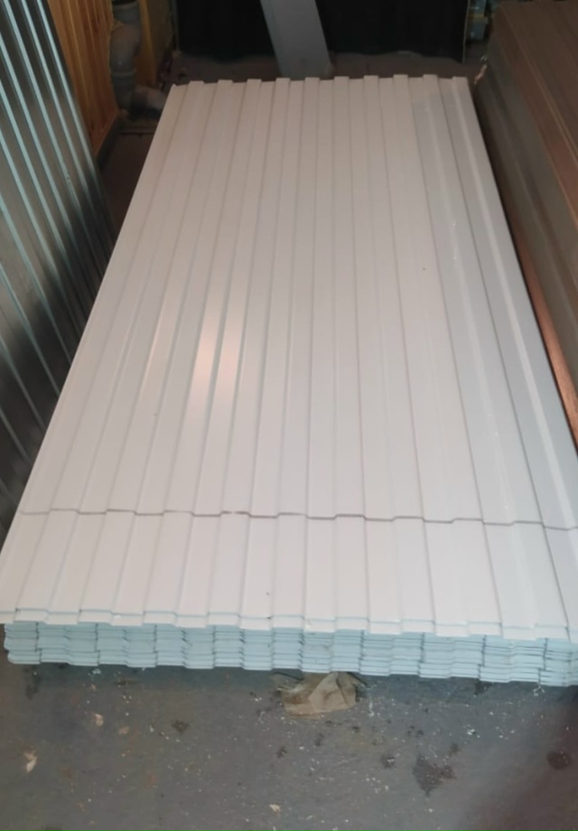 В продаже толстый окрашенный профильный лист не конд?...