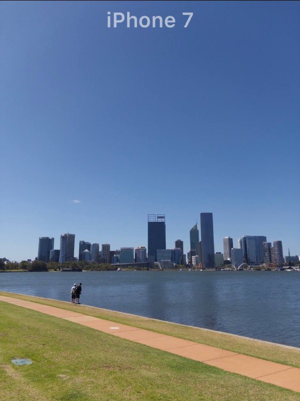 📸 Какая лучше: в сети сравнили снимки с камер iPhone 7 и iPhone 17.
На первый взгляд разница не рад