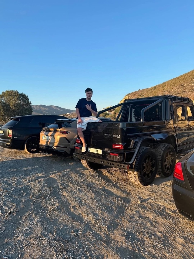 Меллстрой приобрел внедорожник BRABUS XPL 900 6x6 за 2 миллион?...