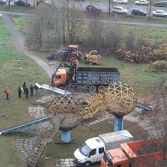 Куда исчезает детство? Ломают нашу площадку!
Друзья, с?...