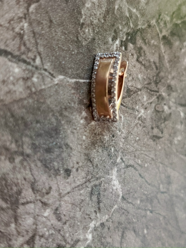 Утеряна серьга, нашедшему просьба вернуть за вознагра?...