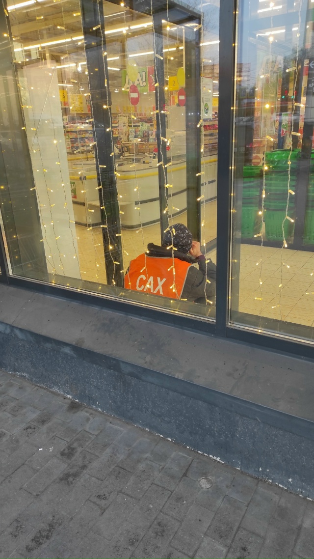 Добрый день. Чей сотрудник? Постоянно находится по утр?...