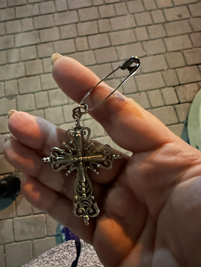 Найден крест , в районе библиотеки .