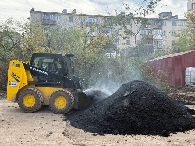 Продолжается благоустройство двора по ул. Советская, 5,...