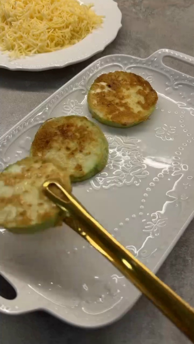 Обалденно вкусные кабачки в кляре с помидором и сыром -...