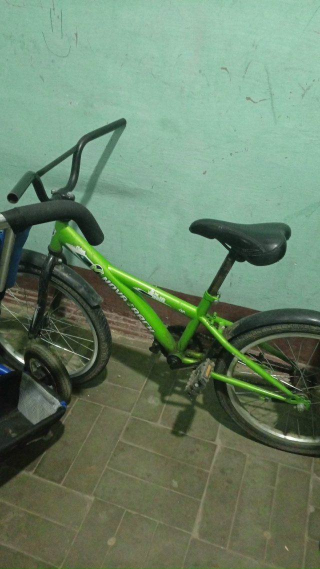 Чей ребенок забыл велосипед,если что стоит в подъезде.