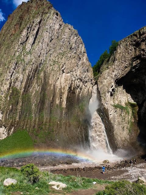 🌍 Каракая-Су — водопад, который выглядит так, будто го...
