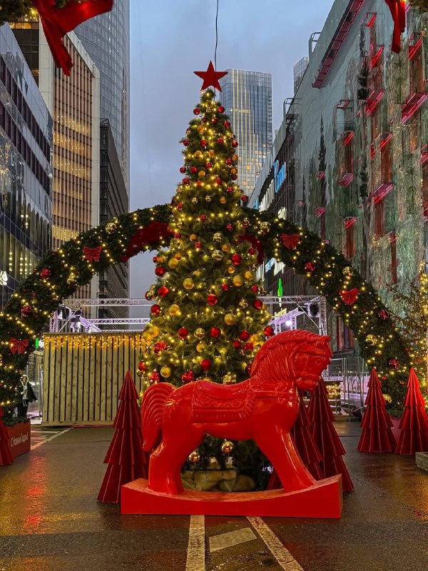 Вааау, смотрите какие потрясные декорации сейчас в районе метро «Деловой центр»!
Нью Йорк? А может