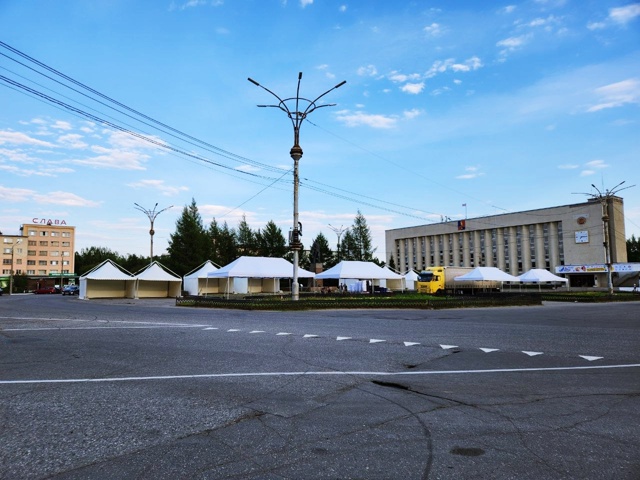 В Мончегорске на Центральной площади появилось множес...