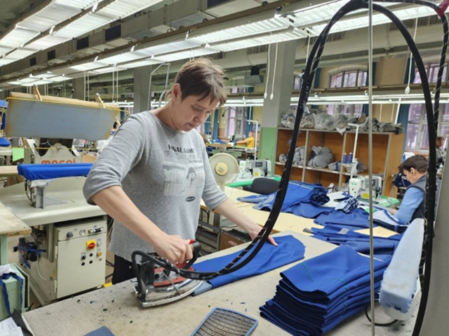 Можайские студенты посетили швейное предприятие с экс...