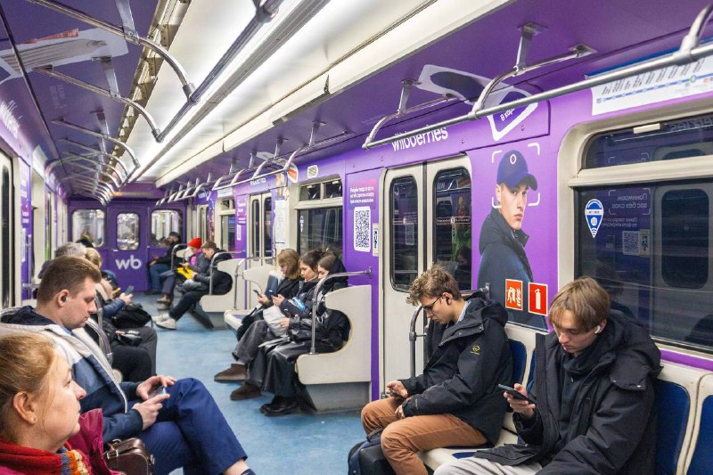 На синей ветке питерского метро обновка: поезд для шопоголиков с шестью тематическими вагончиками —