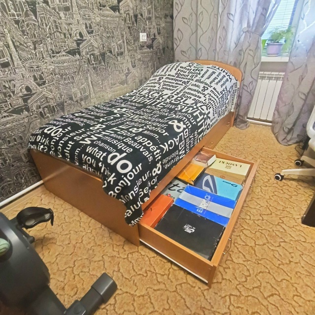 Продам кровать с полновыкатными ящиками, спальное мес?...