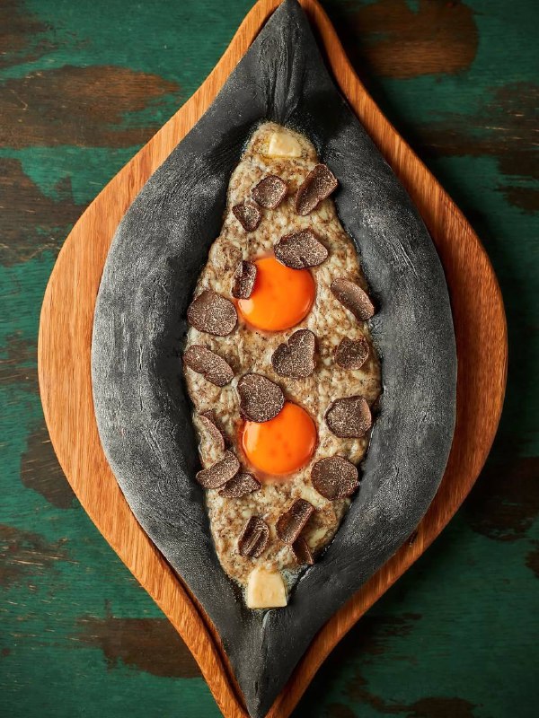 Лол, в ресторане «Казбек» представили чёрный хачапури с трюфелем.
Лодочка наполнена до краёв имерет