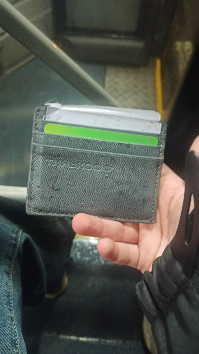 найден картхолдер в 316 автобусе, 22:36 был на остановке 