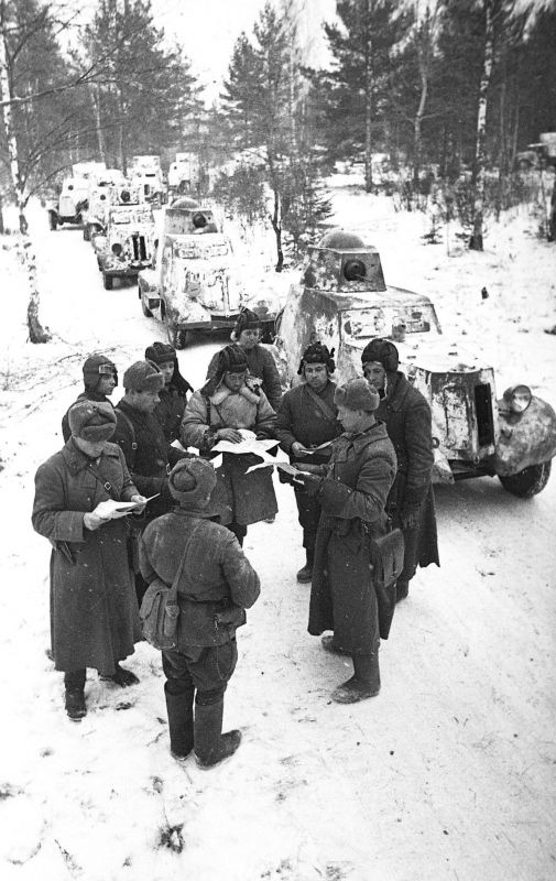 Экипажи советских бронеавтомобилей (БА-20, БА-10, БА-6) уто...