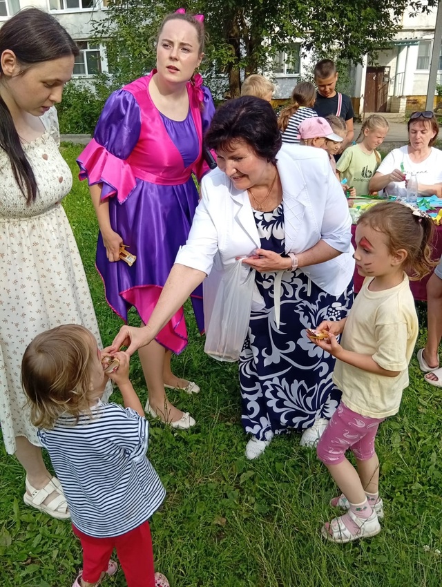 Солнце светит, птицы поют,
Во дворе сегодня праздник ту...