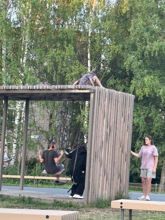 Ломают качели на реке времени. Уже не впервые вижу эту ?...