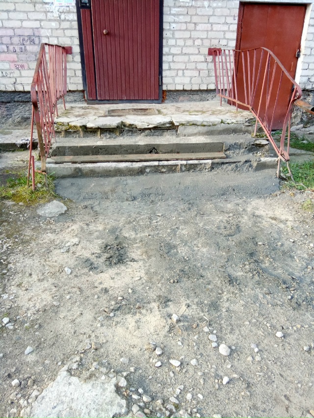 Вот так отремонтировали ступеньки на входе в подъезд п...