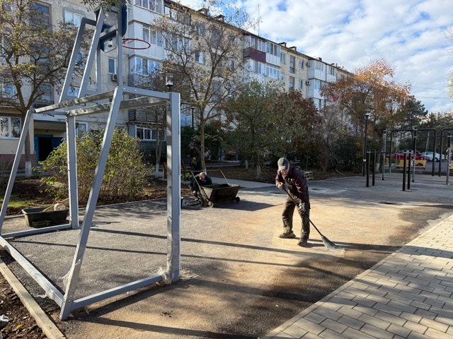 Подходит к завершению благоустройство дворов по пр. По...