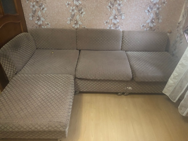 Отдам бесплатно. Диван и столик. Все на колесиках, пуфи?...