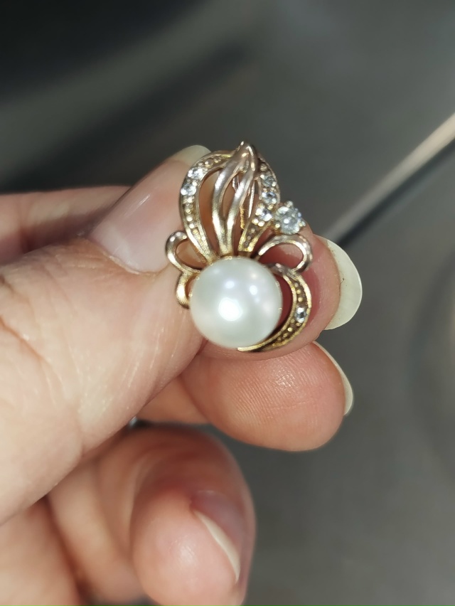 В магазине Овощи -Фрукты найдена серёжка ,вернём владе?...