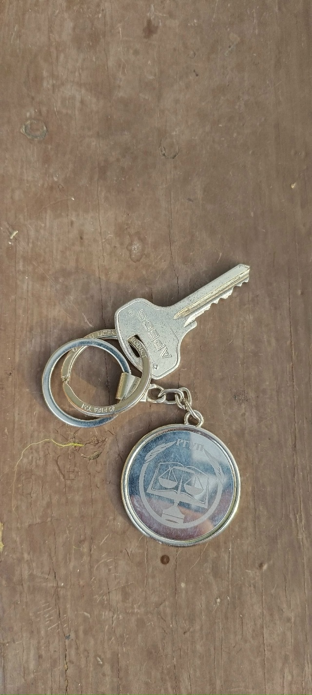 Кто потерял ключ в петровском парке ? Заберите в магази...