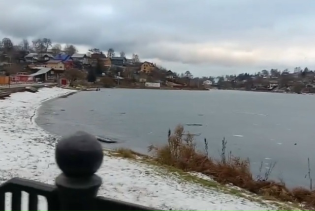 На Мотопруду первый тонкий ноябрьский лёд который еше ...