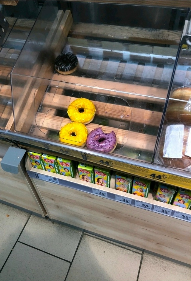 На них постоянно мухи, плесень + люди руками трогают‼️...