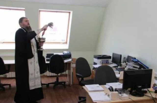 Депутаты призвали массово освящать российские офисы, ?...