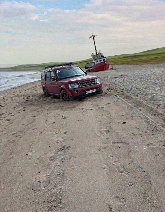 🤬 Еще один
На пляже в Териберке застрял очередной авт...