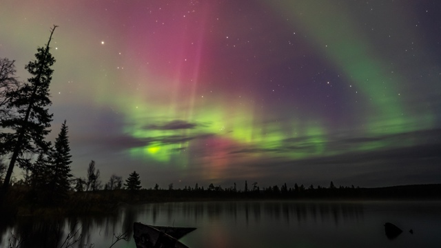 Потрясающая аврора сияла над Мурманской областью ночь...