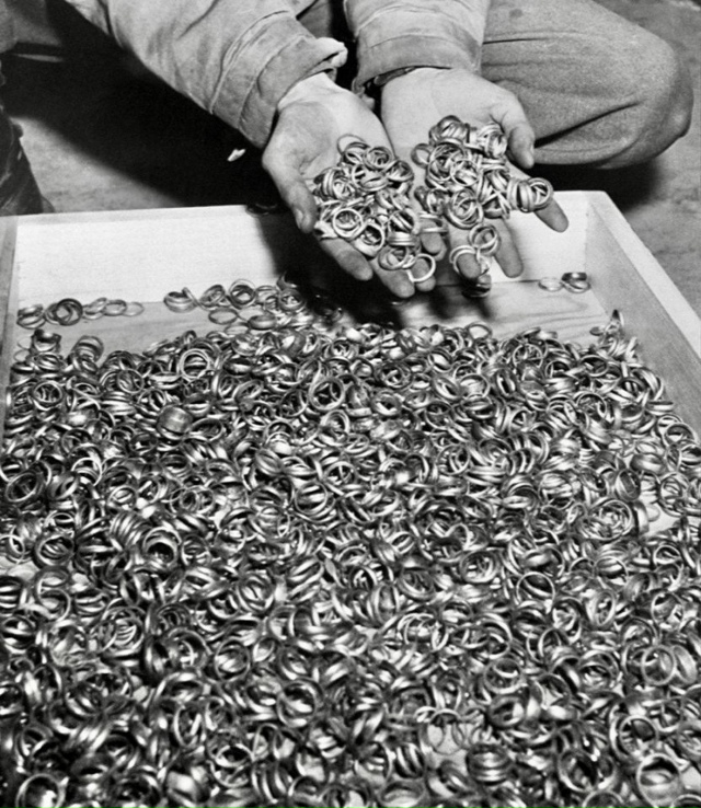 Oбрyчальныe кольцa, oбнаpyжeнныe aмepиканcкими coлдaтaми пocлe o...