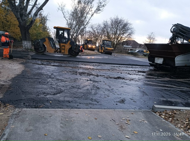 Аллея Дружбы, лот 2
Сегодня бригада асфальтеров Азимут...