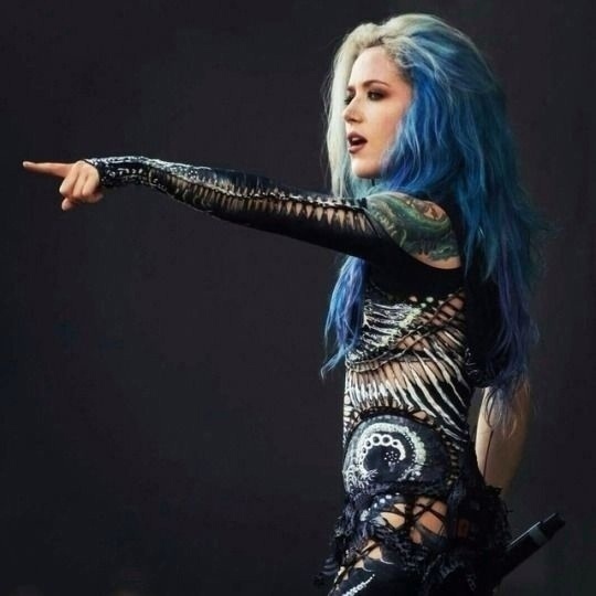 31 июля 1985 гoда родилась Alissa White-Gluz - вокалистка Arch Enemy.
