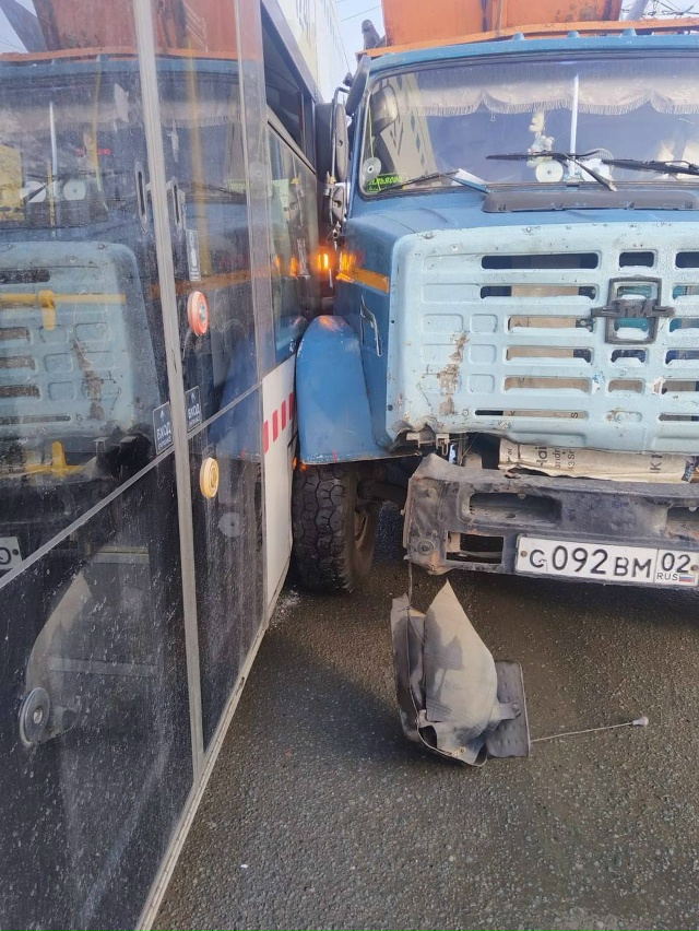 😱Водителя мусоровоза в Уфе зажало между его же машино...