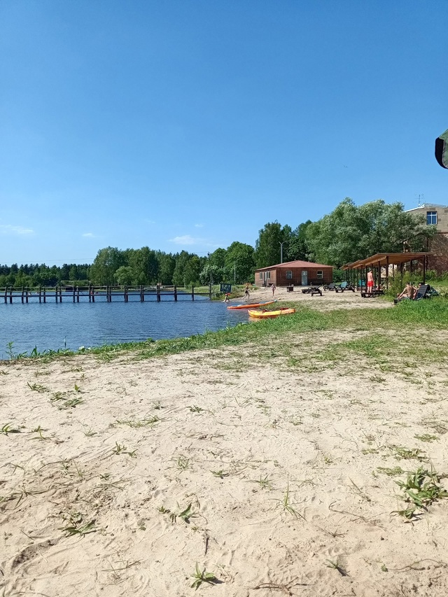 Исаакиевское озеро. Платный пляж. Мостик, по которому н...