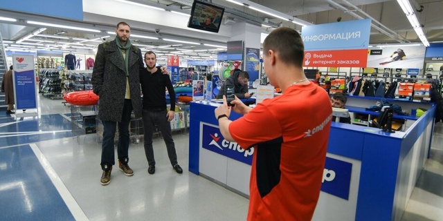 Самым высоким человеком (224 см) и с самой длинной стопой...