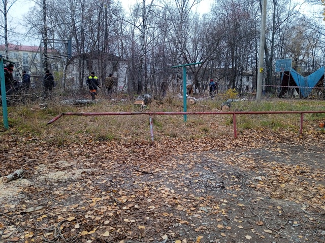 Полное нарушение техники безопасности???? На ребятах ни...