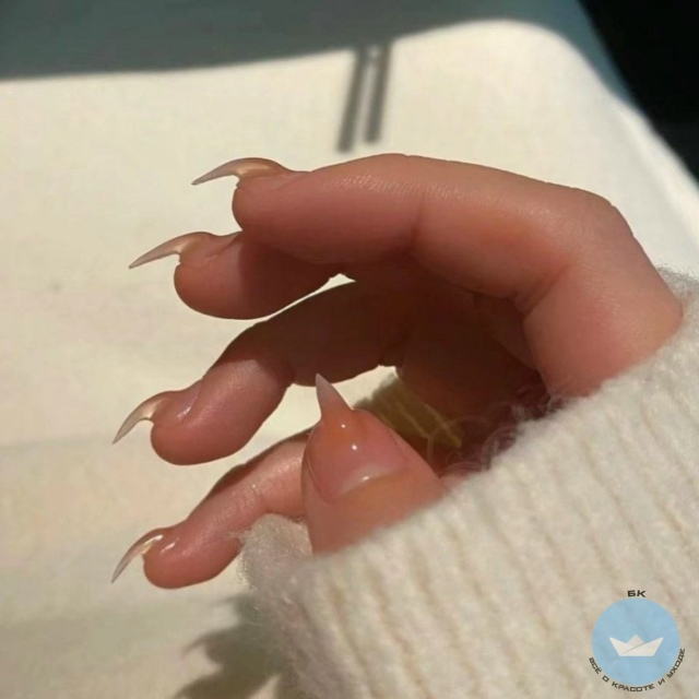 У девyшек всe большe нaбиpает попyлярнoсть маникюp в видe о...