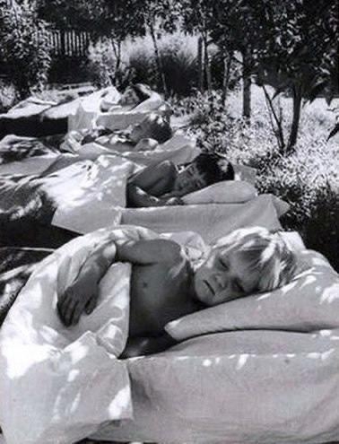 Тихий час в детском саду на свежем воздухе