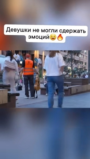 Она знает точно как правильно открывать холодильник!