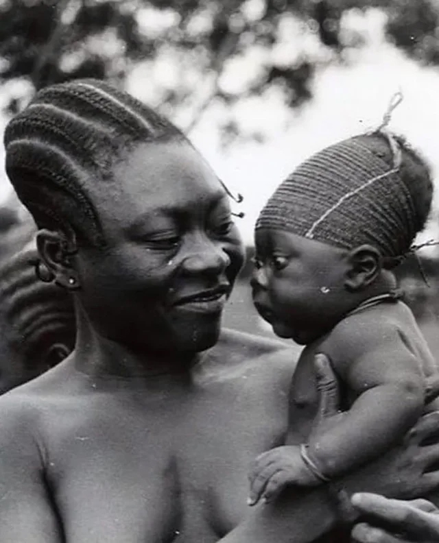 Удлинение черепа как традиция.
Мать и дочь из племени ?...