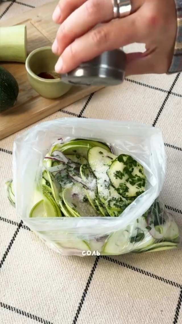 Потрясающая закуска из маринованных
кабачков за 5 мин?...