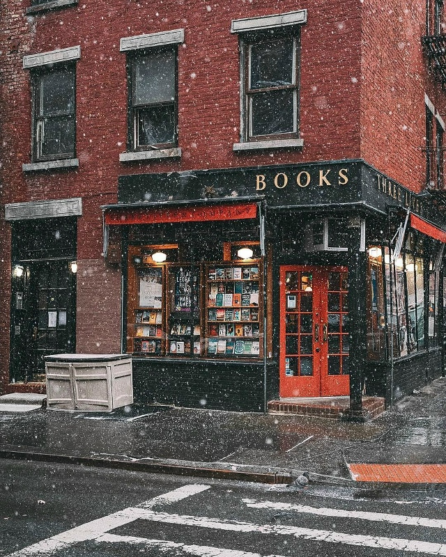 Когда идет первый снег, многие загадывают желания, как ...