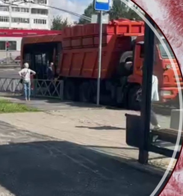 ДТП у ЯГТУ.
Самосвал и желтый.