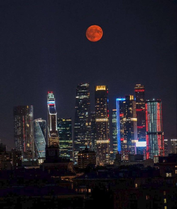Красная луна взошла вчера над Москвой. 
Кровавая Луна, одно из знамений из сериала «Этерна», вошла