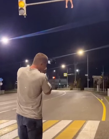 Как же она вообще смогла туда забраться...