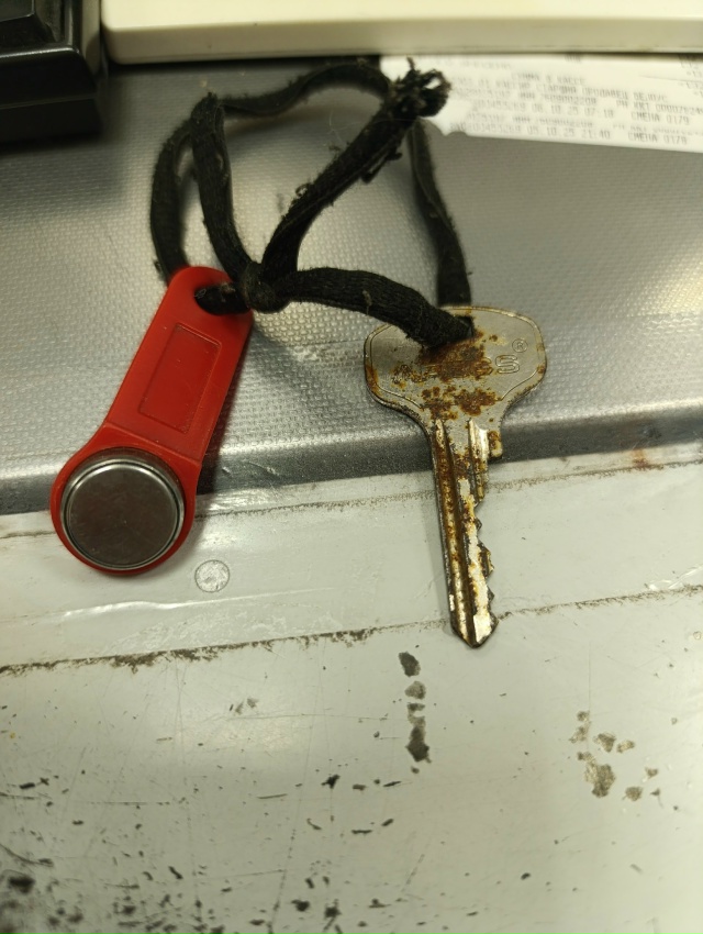 Оставили ключи в магазине Солнечный