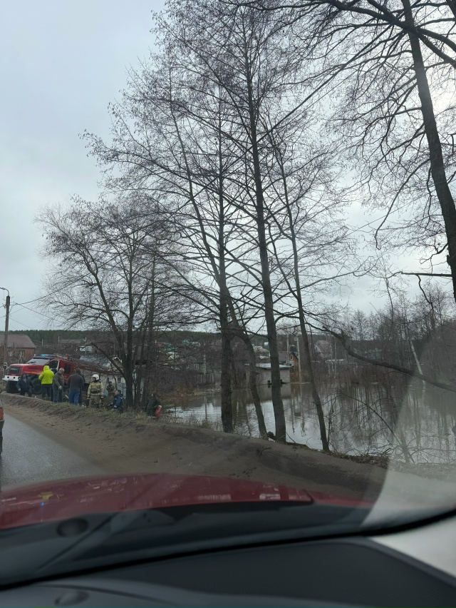 Топит светлушку, переливают воду через дамбу